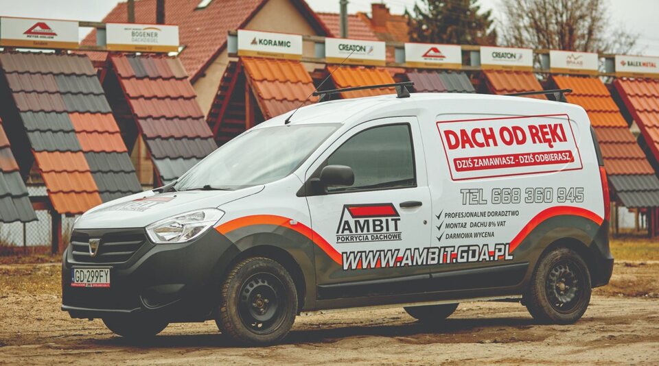 Weißer AMBIT-Lieferwagen vor einer Ausstellung von Dachziegeln