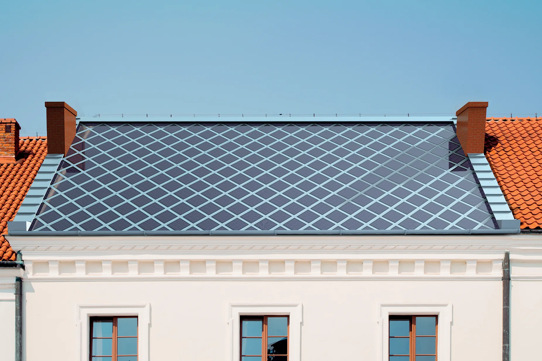 eTile Karo – ilustracja dachu kamienicy z modułami solarnymi w układzie karo