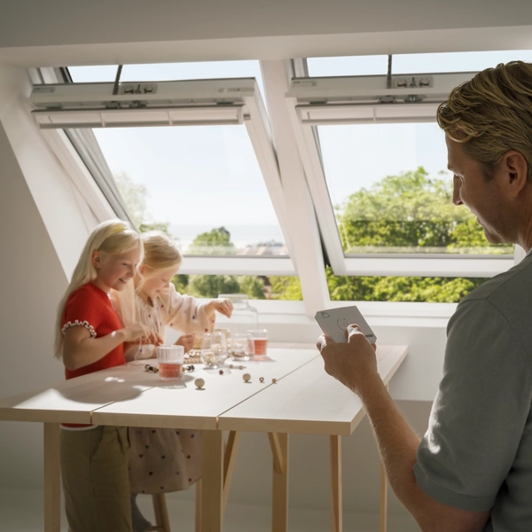 Elektrisch gesteuerte Dachfenster